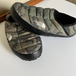 The North Face men’s clog slippers size 10, camo